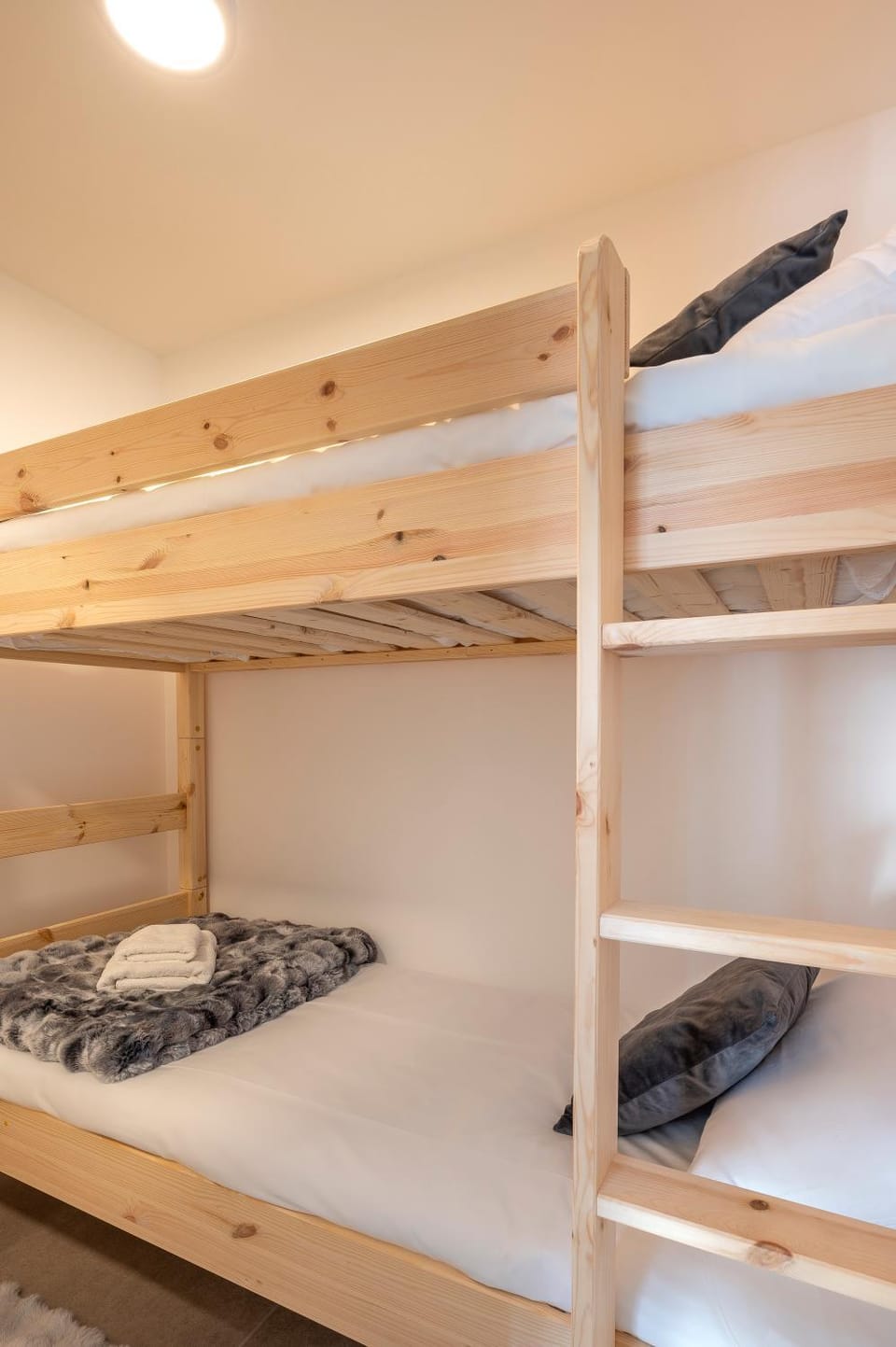 Bedroom, bunk bed