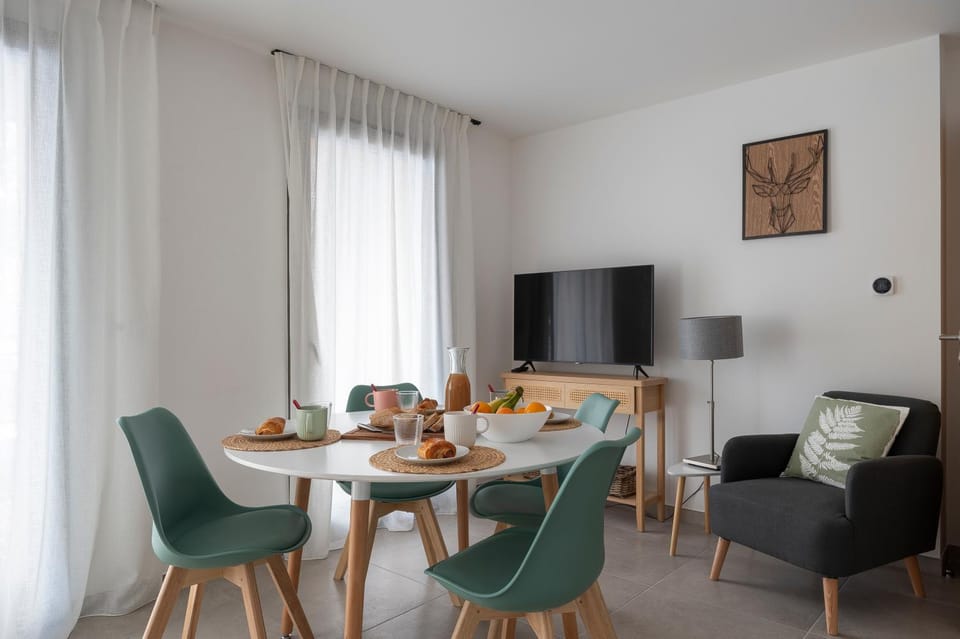 TV and multimedia, Living room, Dining area
