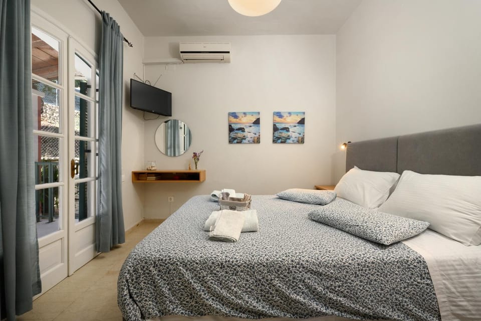 Bed, Bedroom, towels, air conditioner