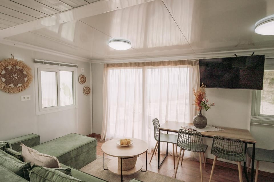TV and multimedia, Living room, Seating area, Dining area