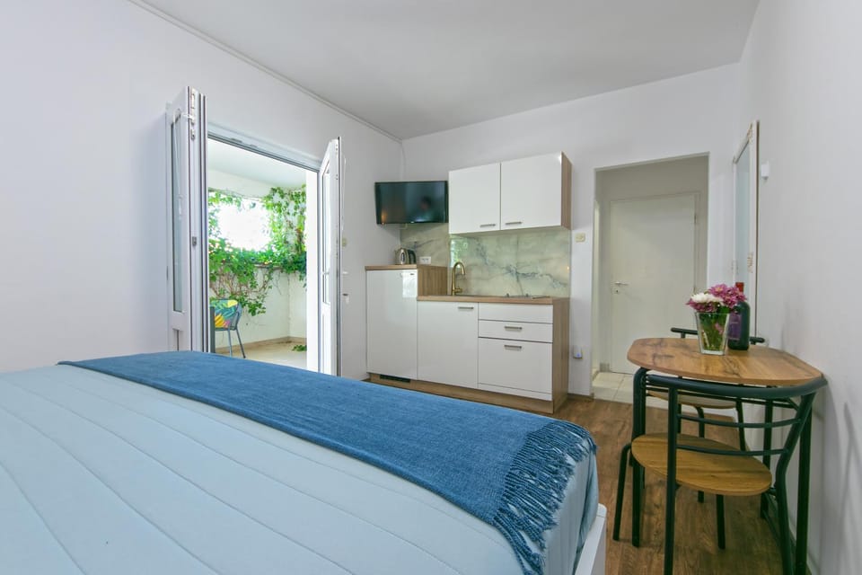 Apartments by the sea Drasnice Apartment in Split-Dalmatia County