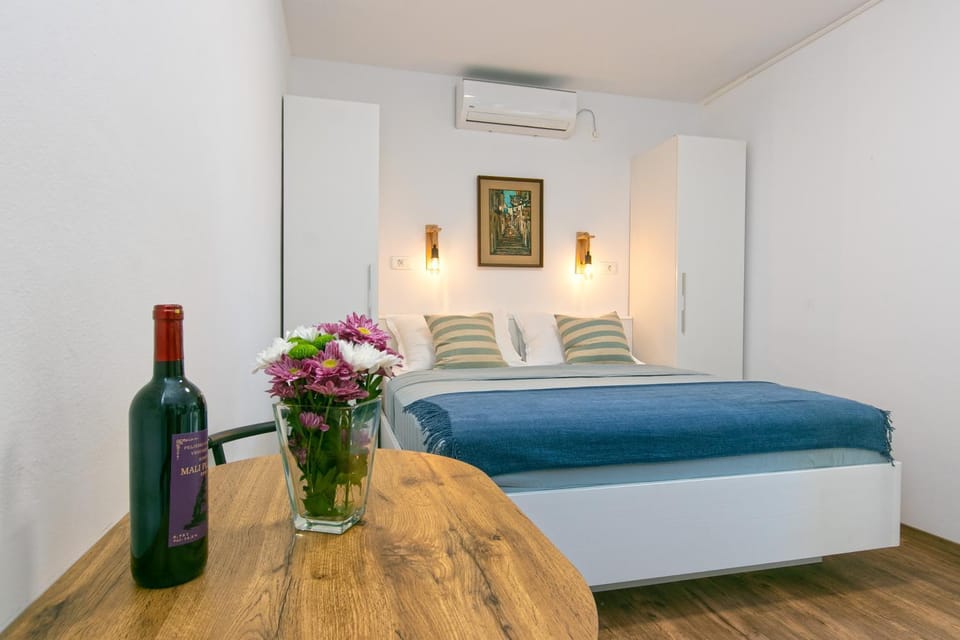 Apartments by the sea Drasnice Apartment in Split-Dalmatia County