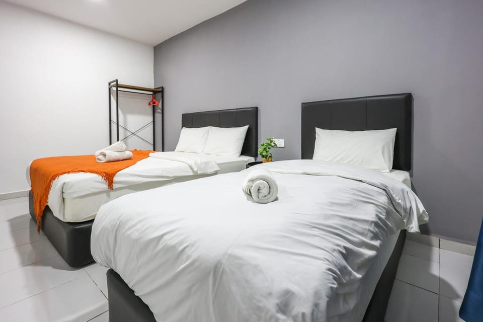 Bed, Photo of the whole room, Bedroom, towels