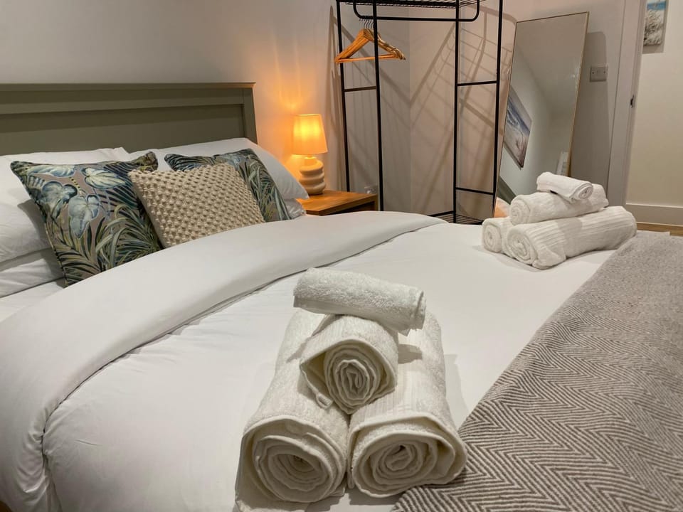 Bed, Bedroom, towels
