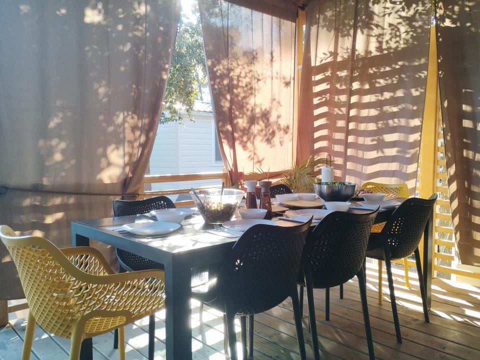 Seating area, Dining area