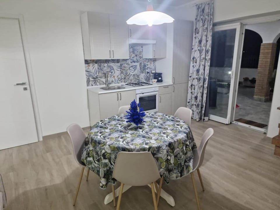 Kitchen or kitchenette, Living room, Seating area, Dining area, stove