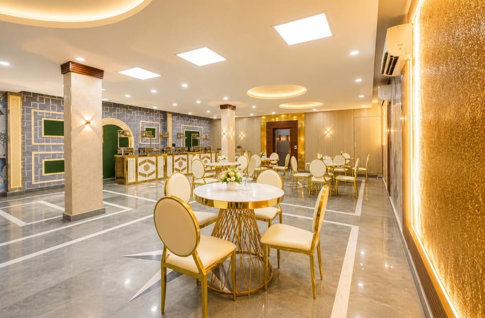 Restaurant/places to eat, Restaurant/places to eat, Seating area, Food, Buffet breakfast