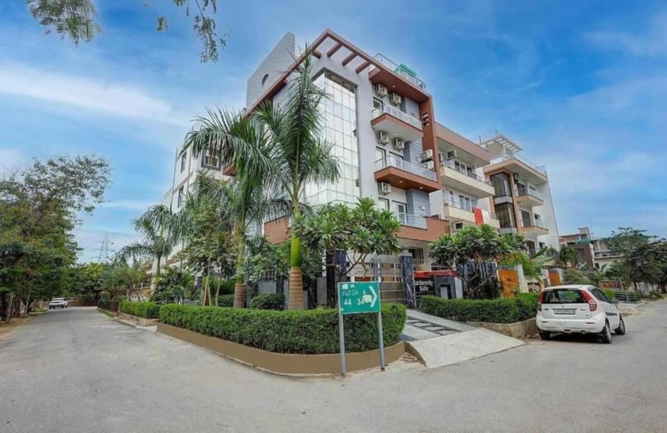 Property building, Facade/entrance, Day, City view, Street view, Location, Parking