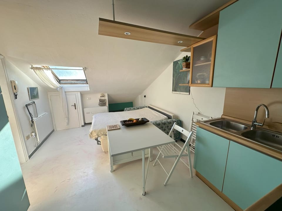 Kitchen or kitchenette, Dining area, stove