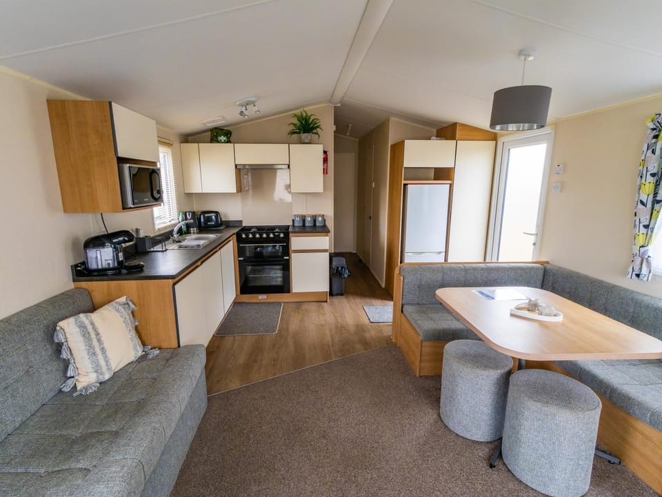 Kitchen or kitchenette, Seating area, Dining area