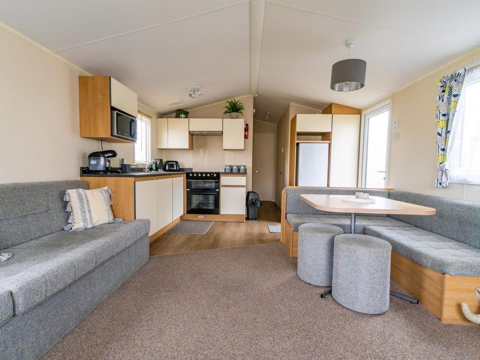 Kitchen or kitchenette, Seating area, Dining area