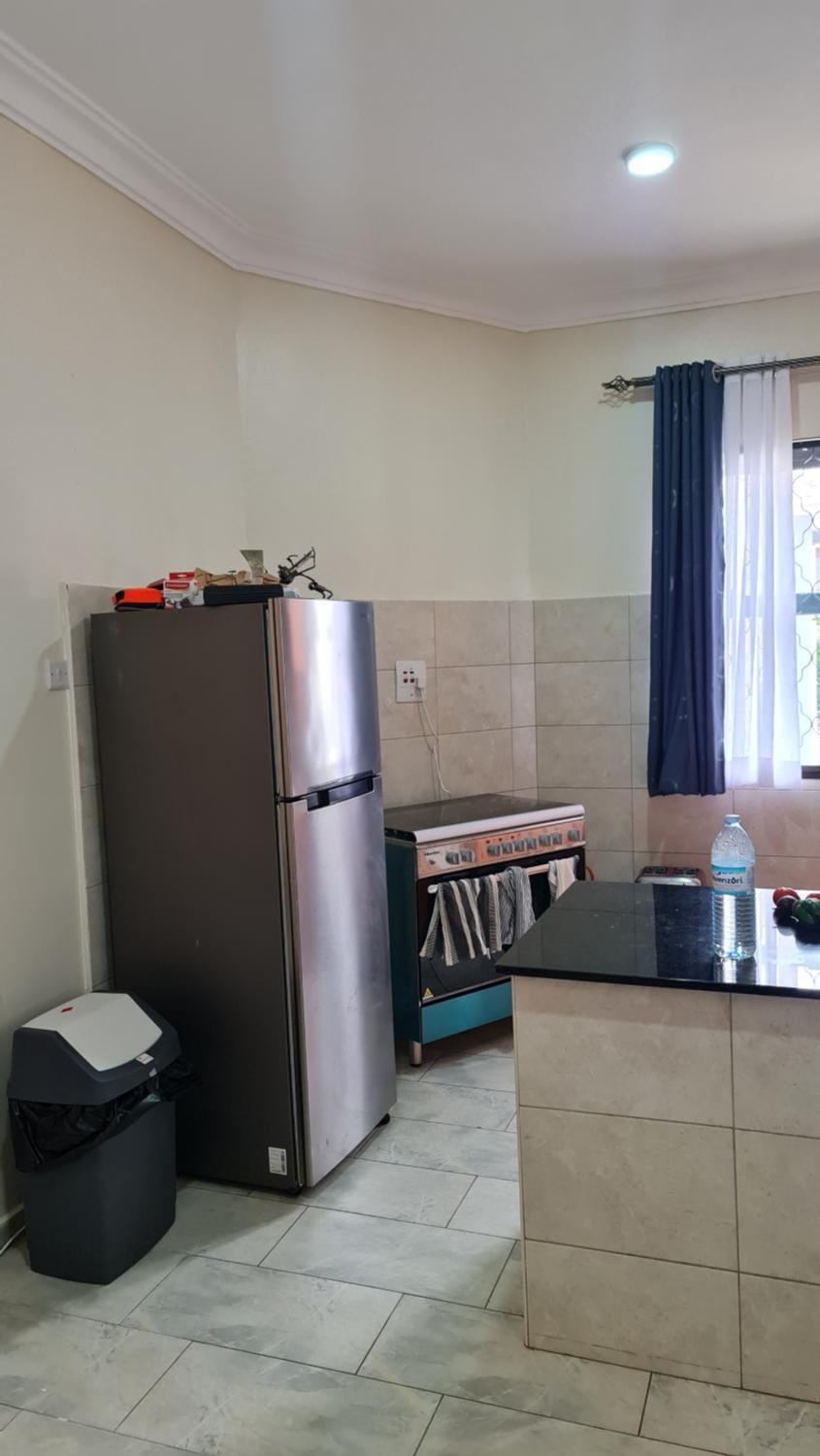Kitchen or kitchenette, Dining area, oven