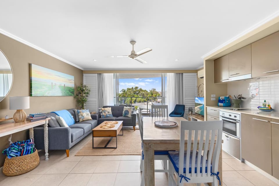 Kitchen or kitchenette, Living room, Seating area