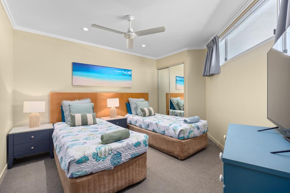 TV and multimedia, Photo of the whole room, Bedroom, towels