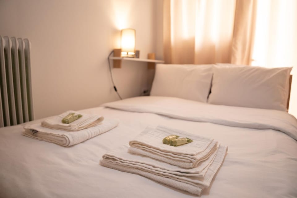 Bed, Photo of the whole room, Bedroom, towels