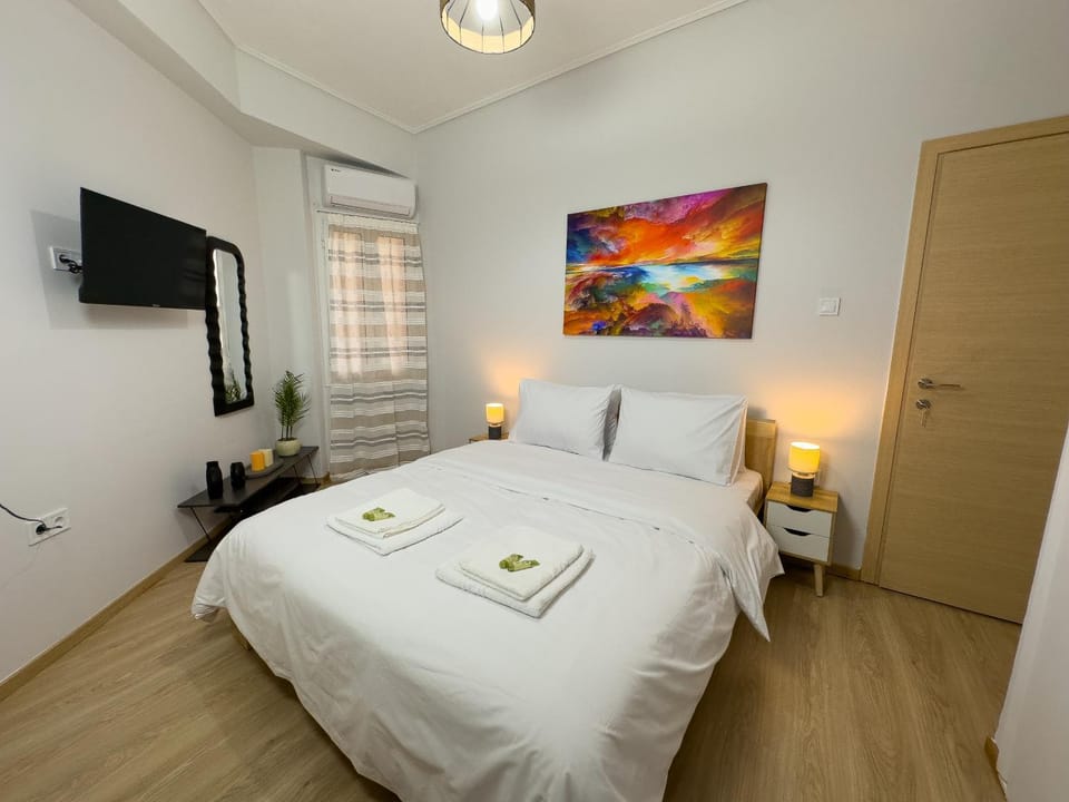 Bed, TV and multimedia, Photo of the whole room, Bedroom, towels, air conditioner