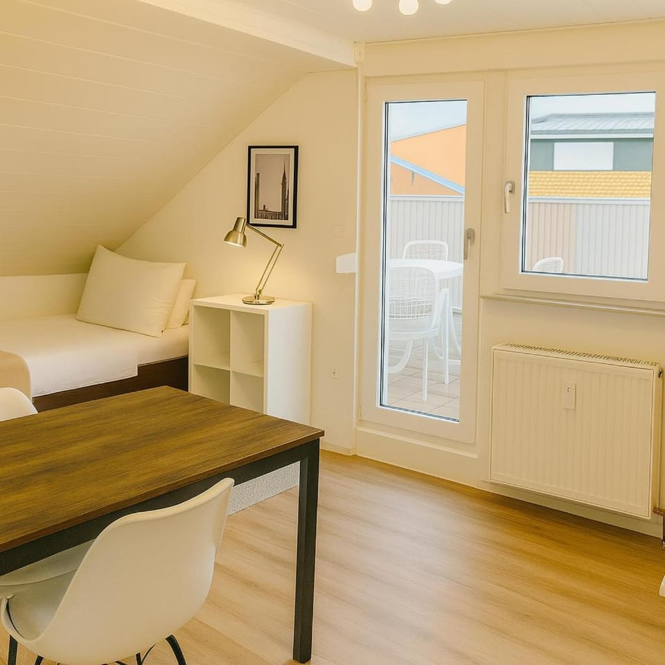 Bed, Balcony/Terrace, Photo of the whole room, Seating area, Bedroom, internet