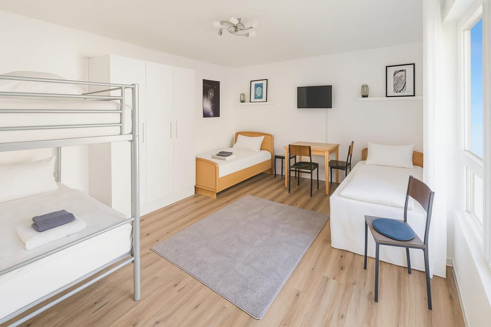 Bed, TV and multimedia, Photo of the whole room, Seating area, Bedroom