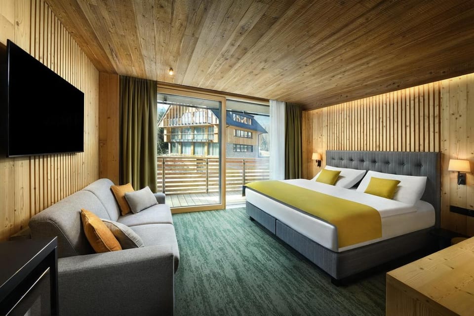 Bed, TV and multimedia, Photo of the whole room, Bedroom
