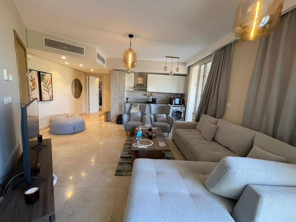 Communal lounge/ TV room, TV and multimedia, Kitchen or kitchenette, Living room, Seating area, Evening entertainment, air conditioner