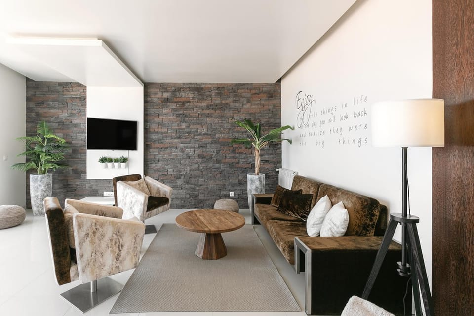 Communal lounge/ TV room, TV and multimedia, Living room, Seating area, Dining area