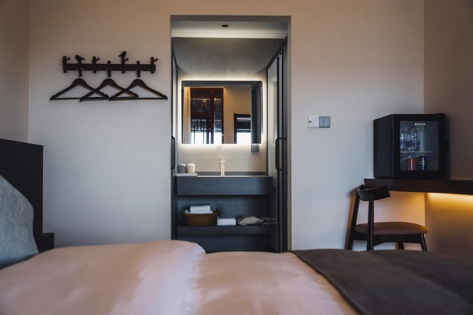 Bed, Seating area, Bedroom