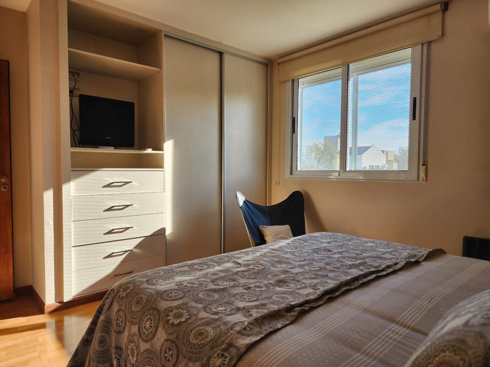 Bed, TV and multimedia, Photo of the whole room, wardrobe