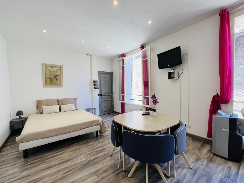 TV and multimedia, Living room, Photo of the whole room, Seating area, Dining area, Bedroom
