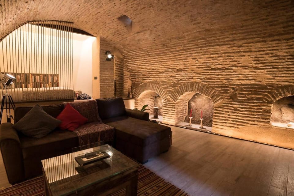 "The Cave" Of Toledo Apartment in Toledo
