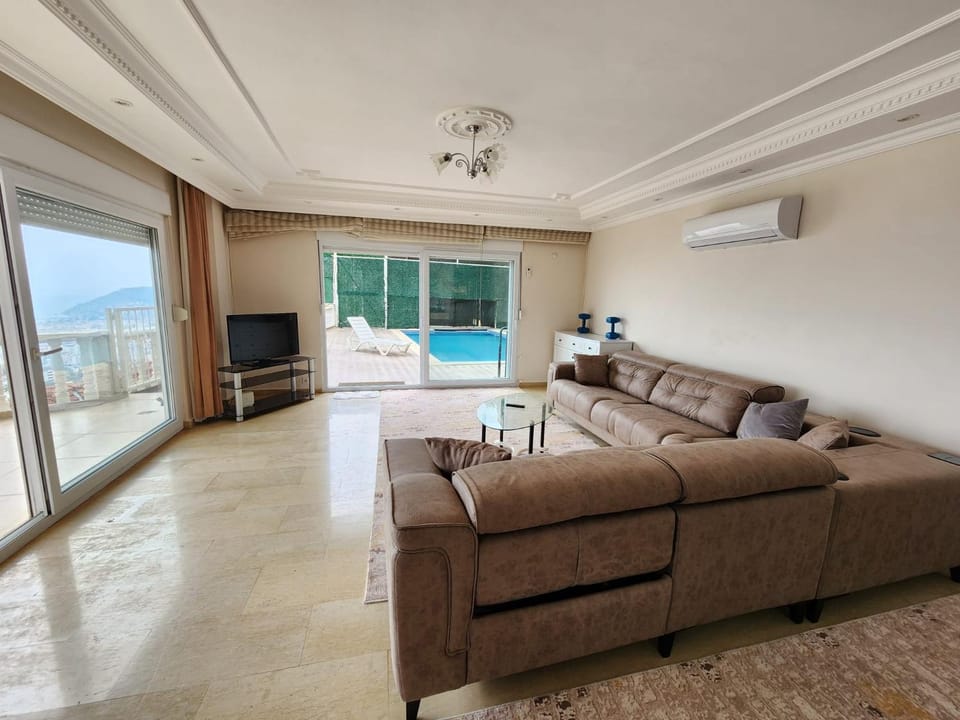 TV and multimedia, Living room, Seating area, Pool view