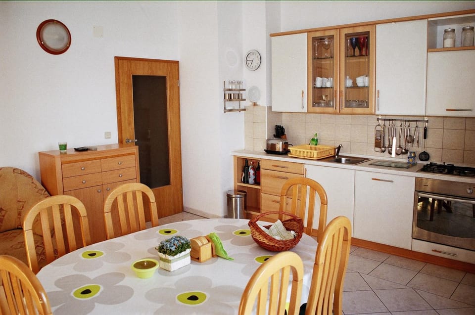 Kitchen or kitchenette, Living room