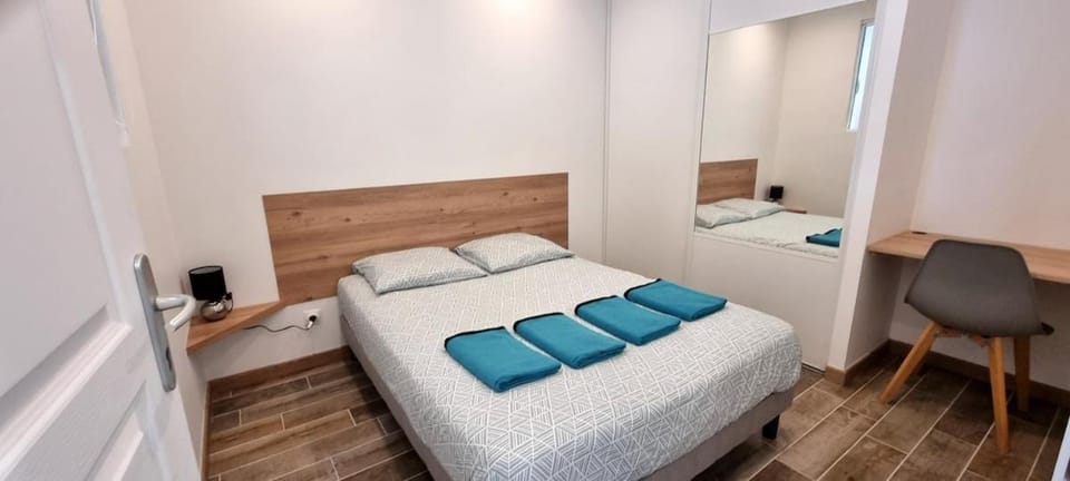 T2 climatisé 40 m 2, non fumeur, borne électrique sur parking les animaux ne sont pas acceptés Apartment in Provence