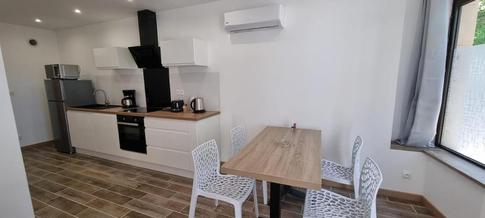T2 climatisé 40 m 2, non fumeur, borne électrique sur parking les animaux ne sont pas acceptés Apartment in Provence