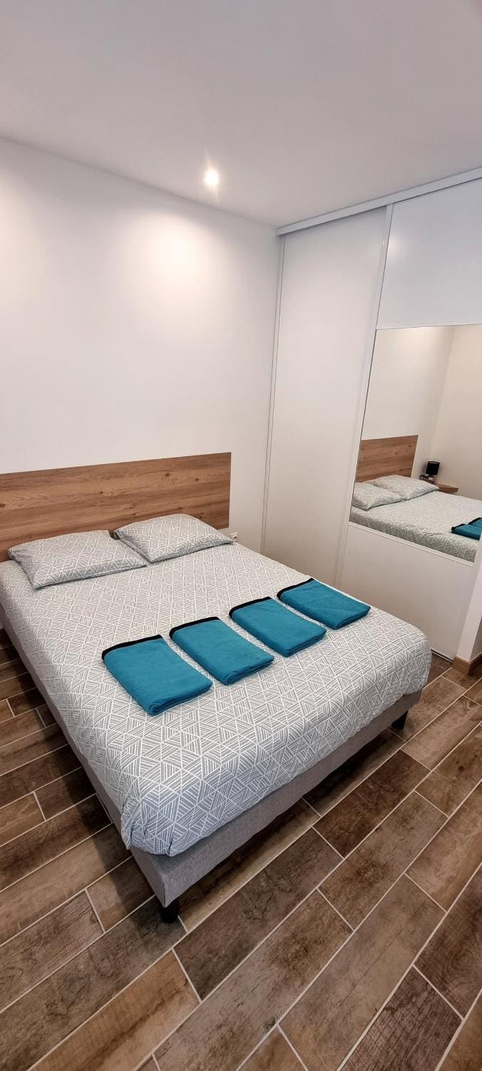 T2 climatisé 40 m 2, non fumeur, borne électrique sur parking les animaux ne sont pas acceptés Apartment in Provence