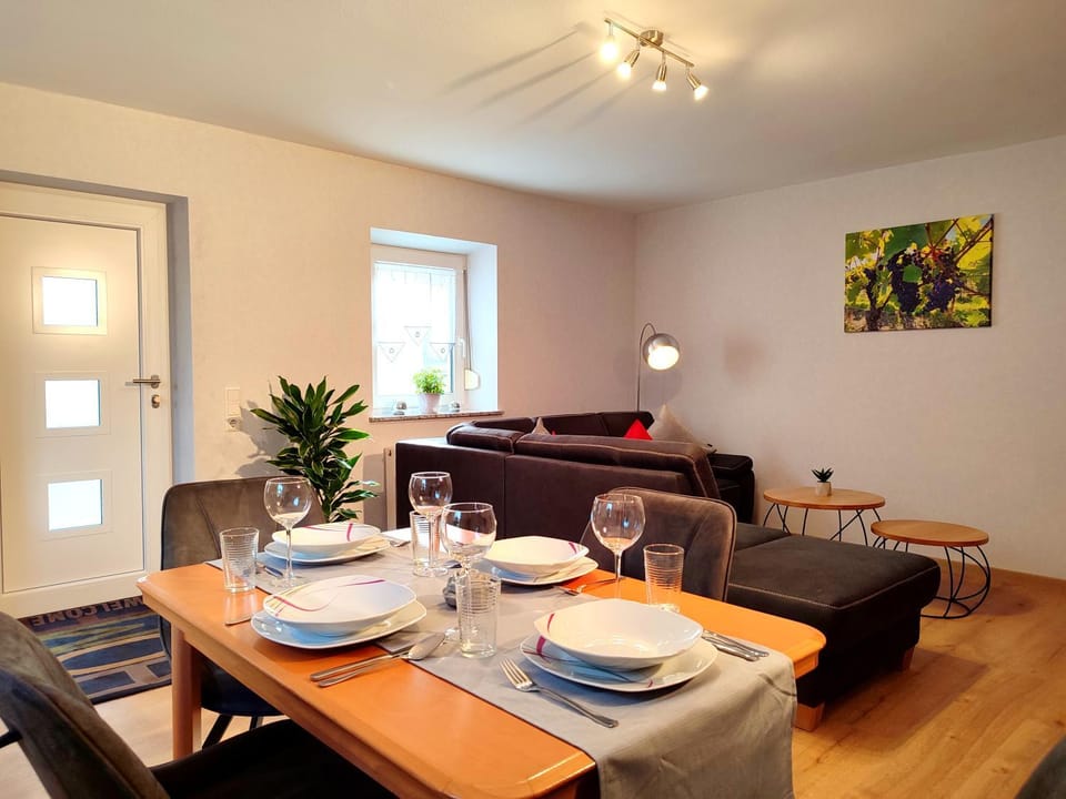 Facade/entrance, TV and multimedia, Living room, Dining area, internet, internet