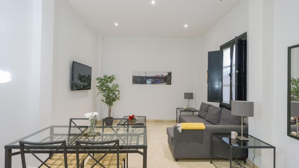 Communal lounge/ TV room, TV and multimedia, Living room, Seating area, Dining area