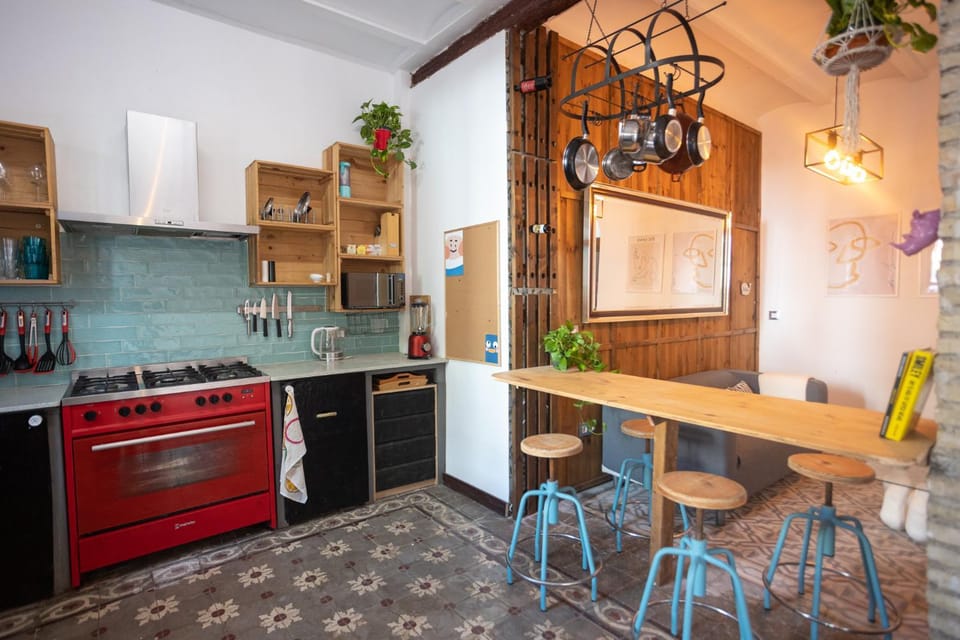 Kitchen or kitchenette, Dining area, microwave, oven