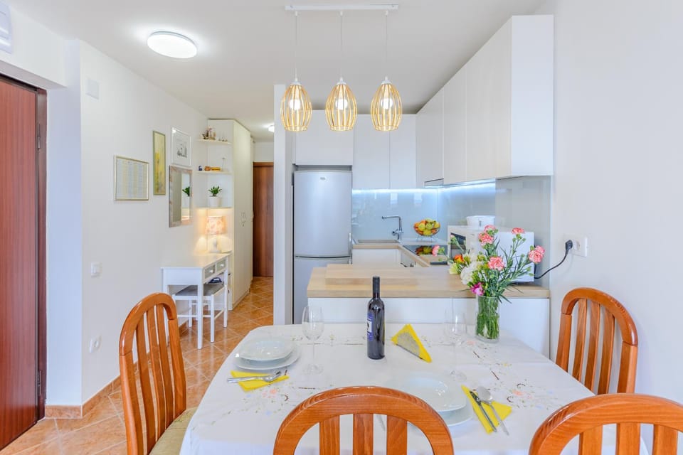 Kitchen or kitchenette, Dining area, oven, stove