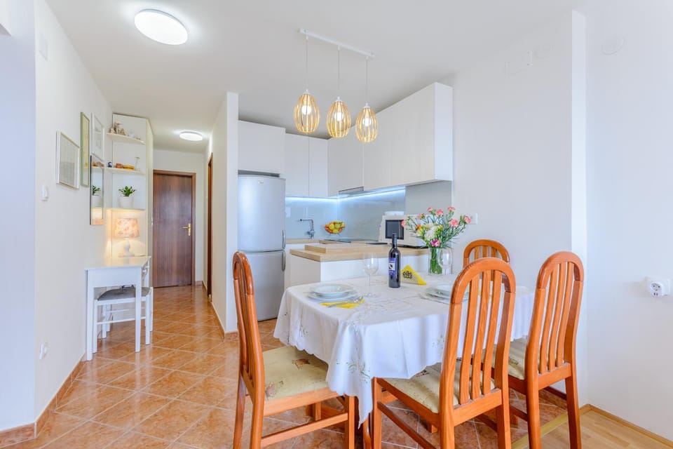 Kitchen or kitchenette, Dining area, oven