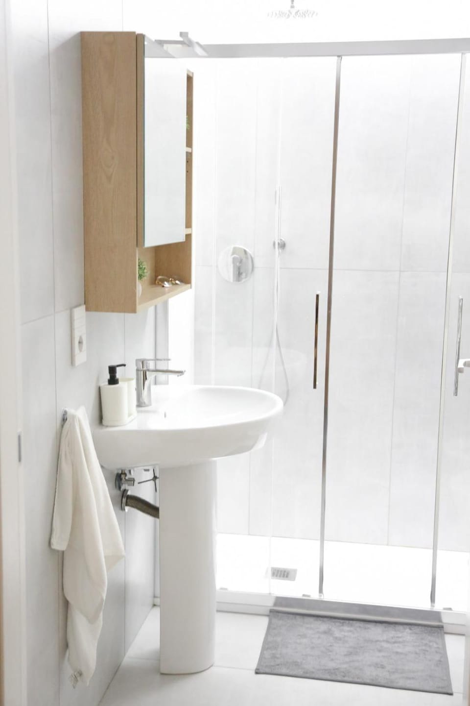 Shower, Toilet, Bathroom, towels