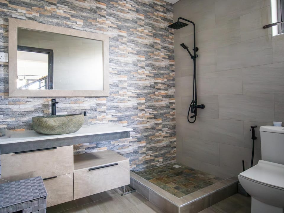 Shower, Toilet