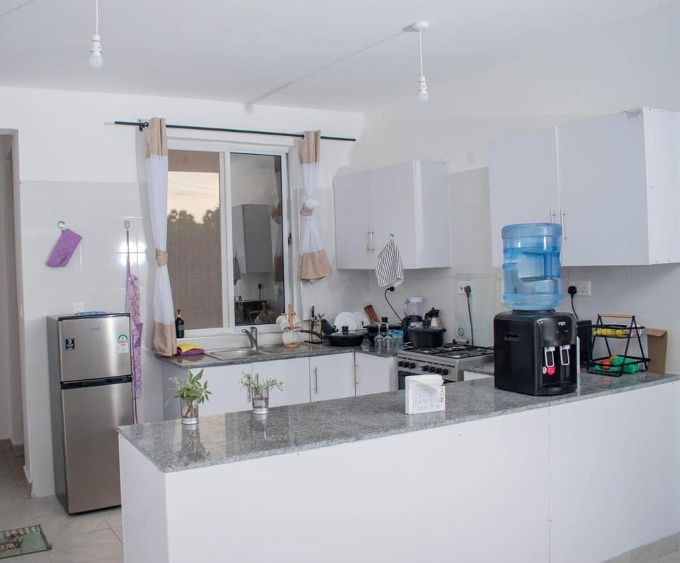Coffee/tea facilities, Kitchen or kitchenette, oven, stove