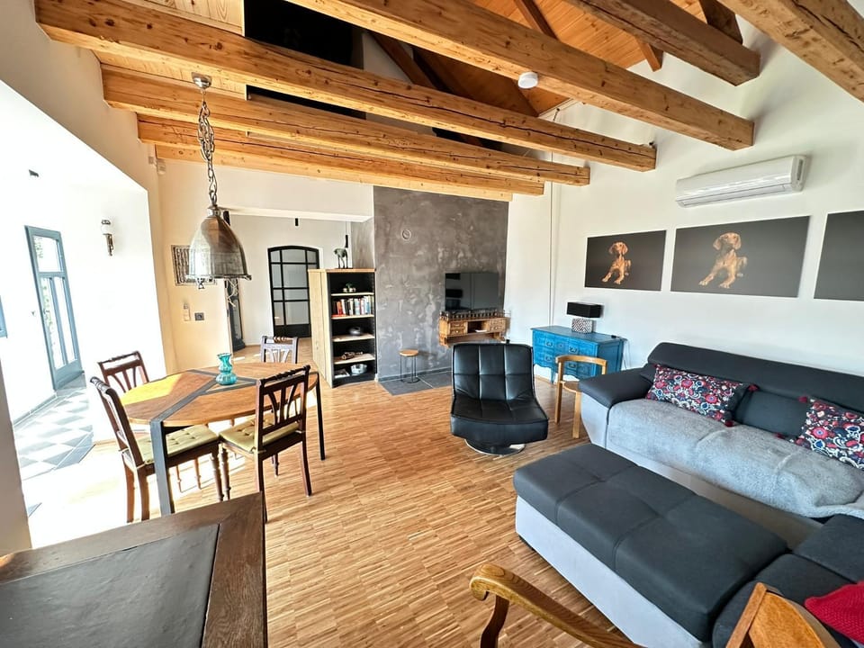 TV and multimedia, Living room, Seating area, Dining area