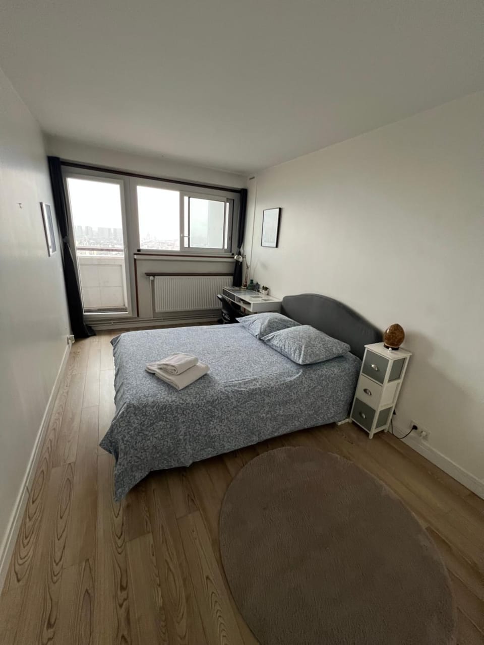 Photo of the whole room, Bedroom
