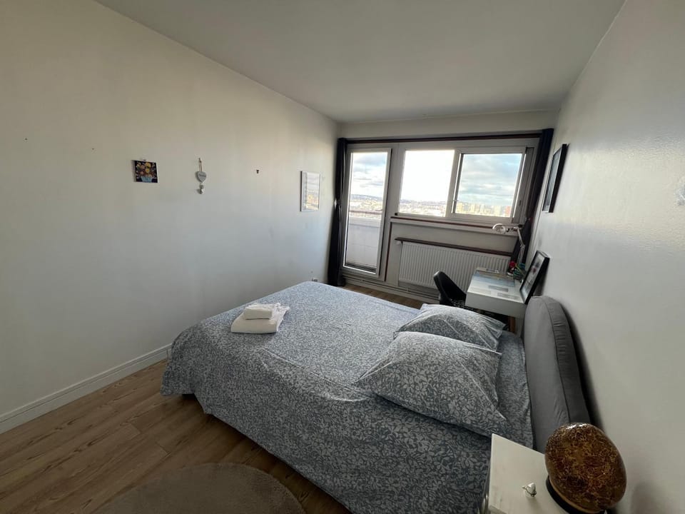 Bed, Photo of the whole room, Bedroom, towels
