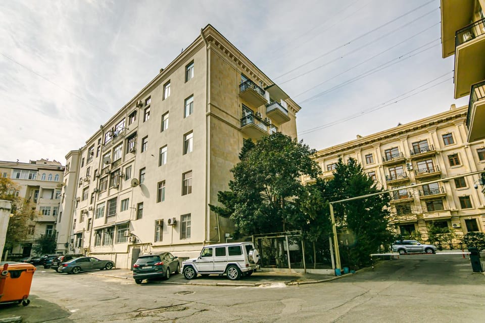 Property building, Day, Neighbourhood, City view, Street view, Location, Parking