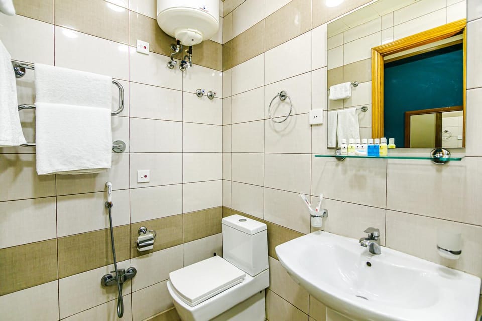 Shower, Toilet, Bathroom, towels