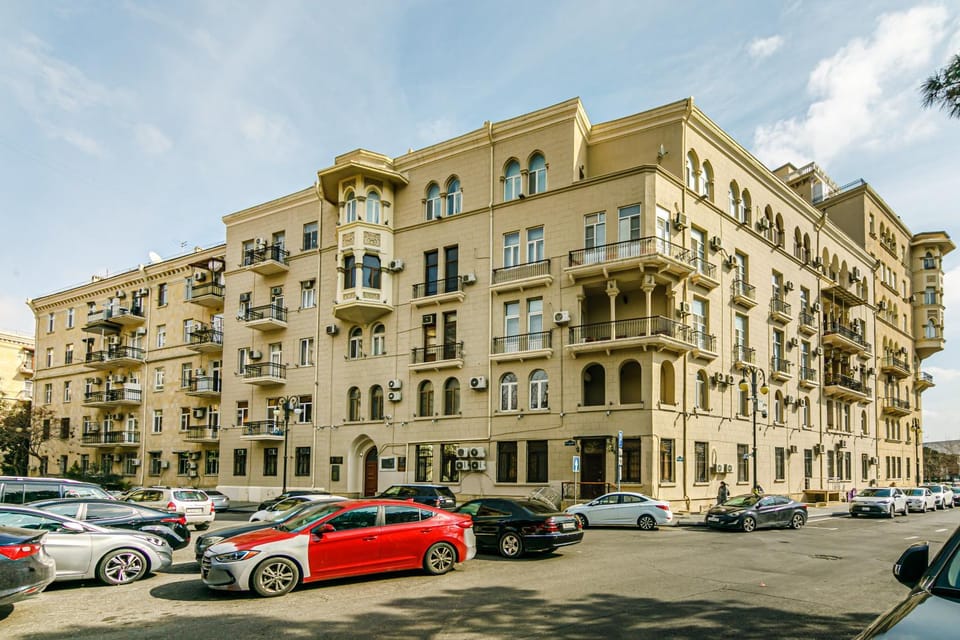 Property building, Day, Neighbourhood, City view, Location