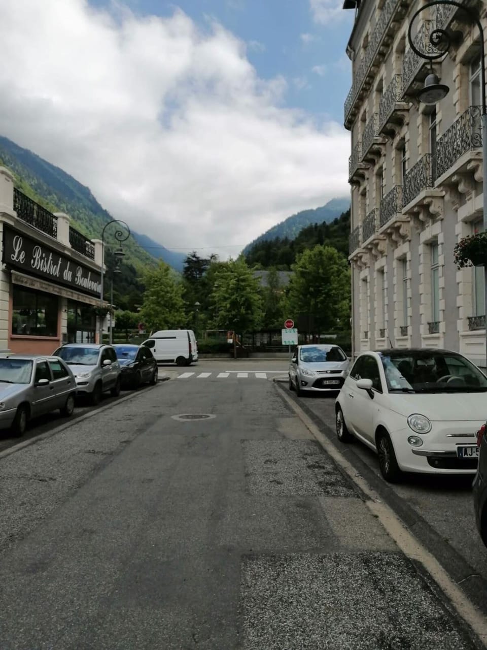 Neighbourhood, Location