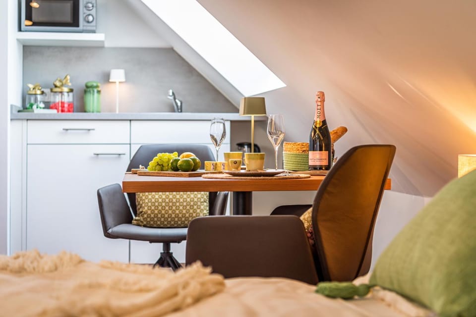 Kitchen or kitchenette, Food and drinks, Seating area